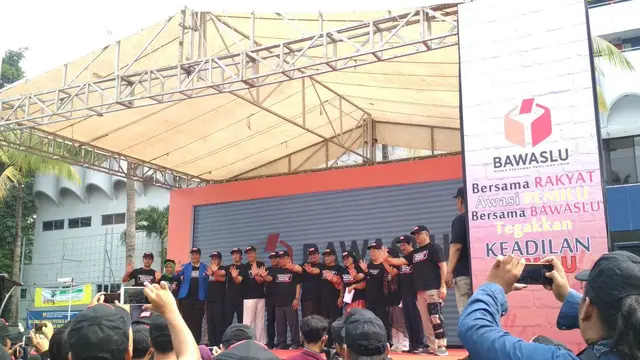 Bawaslu dan masyarakat sipil membacakan deklarasi antipolitik uang dan SARA