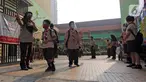 Para siswa bersiap melakukan uji coba kegiatan belajar tatap muka di SDN Kenari 07/08 Pagi, Jakarta, Rabu (9/6/2021). SDN Kenari 07/08 Pagi menjadi salah satu dari 226 sekolah di Jakarta yang ditetapkan sebagai tempat uji coba kegiatan belajar tatap muka tahap kedua. (Liputan6.com/Herman Zakharia)