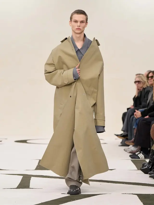 6 Tahun Absen, Calvin Klein Bawa Koleksi Rancangan Direktur Kreatif Perempuan Pertamanya ke Panggung NYFW 2025