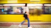 Ilustrasi move on, kesibukan, waktu berlalu, kesepian di antara keramaian. (Photo by Christian Lue on Unsplash)