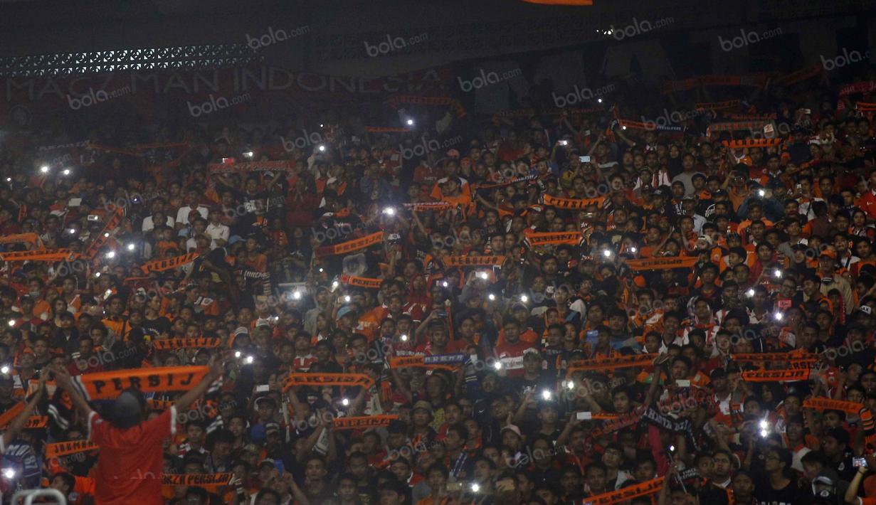 The Jakmania saat mendukung timnya bertanding pada Trofeo Persija  di Stadion Utama Gelora Bung Karno, Jakarta, Sabtu (9/4/2016). (Bola.com/Nicklas Hanoatubun)