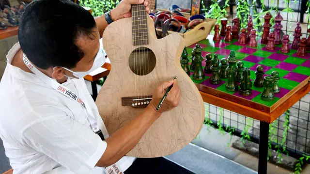 Perajin bidang batik kayu.