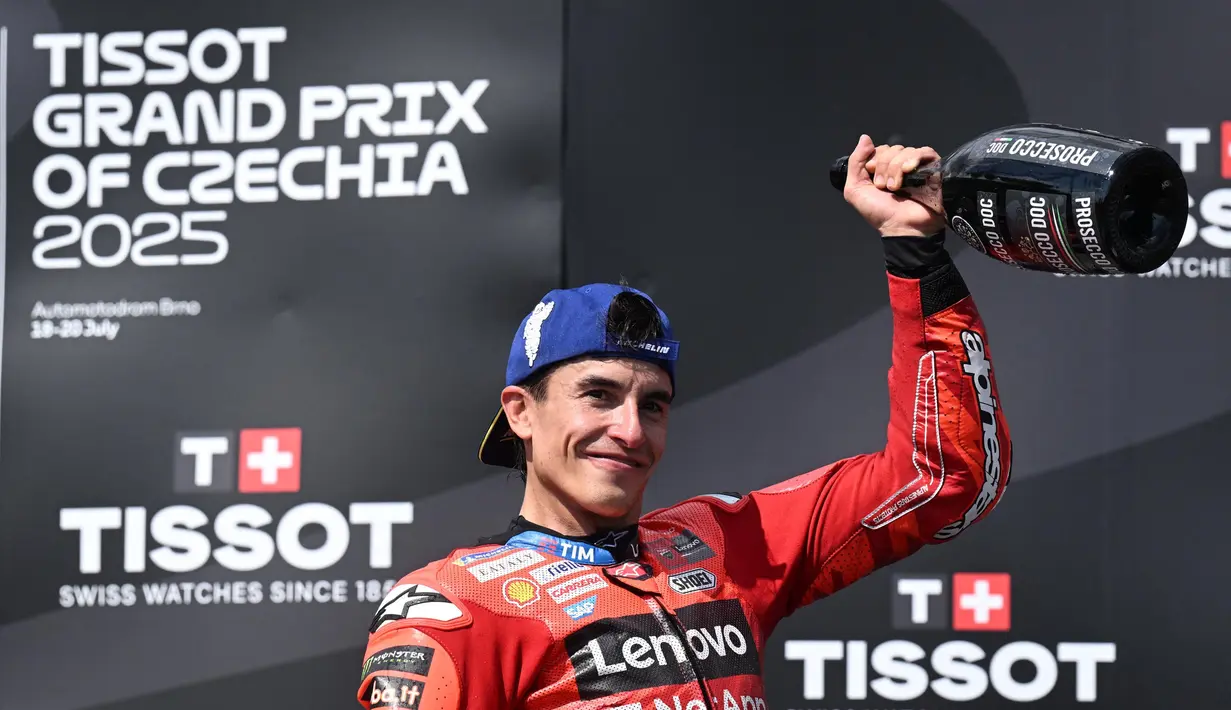 Marc Marquez juga semakin menjauh meninggalkan rival setimnya Francesco Bagnaia yang berada di posisi tiga klasemen. Diketahui, Bagnaia kini terpaut 168 poin dari Marquez akibat gagal podium di MotoGP Ceko 2025. (Michal Cizek/AFP)