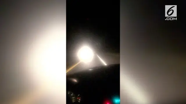 Sebuah formasi cahaya yang aneh terlihat di sebuah lokasi kecelakaan. Video yang diambil sekitar pukul 3 pagi waktu setempat menunjukkan cahaya besar melayang di udara.