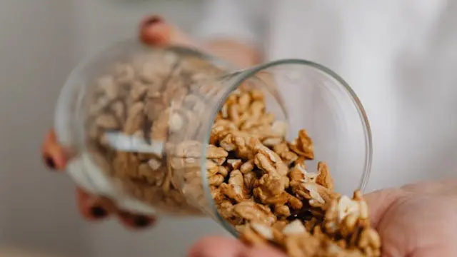 Mengeluarkan Granola (Pexels)
