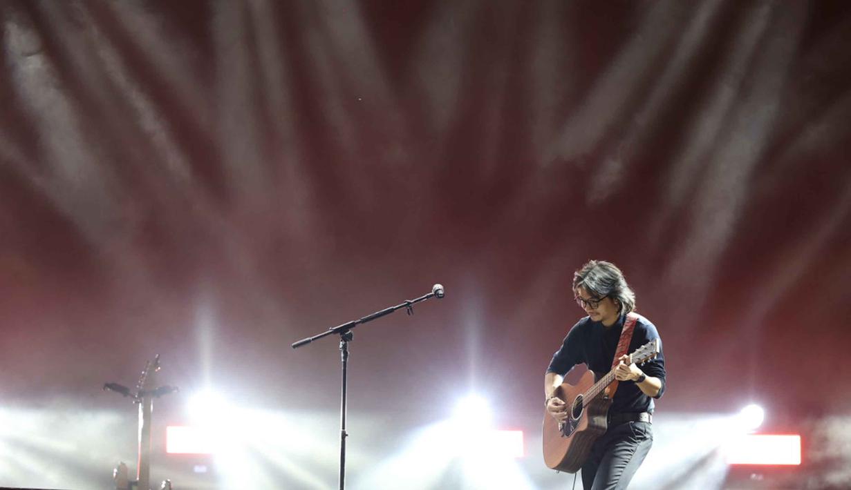 Penyanyi sekaligus penulis asal Bandung, Fiersa Besari, naik ke atas panggung tepat pada pukul 18.45 WIB. Tampak dalam foto, penyanyi sekaligus penulis asal Bandung, Fiersa Besari saat tampil pada hari pertama gelaran KapanLagi Buka Bareng (KLBB) Festival 2026 di Stadion Madya, Kompleks Gelora Bung Karno, Senayan, Jakarta, Sabtu 28 Februari 2026. (Dok/Kapanlagi Youniverse)