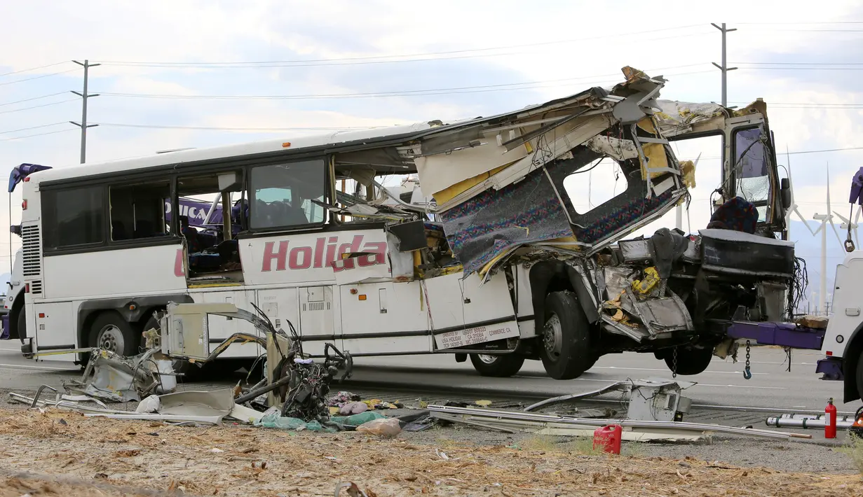 Kondisi bus pariwisata yang ringsek akibat menabrak sebuah truk di Jalan Raya Southern California, Amerika Serikat, (23/10). Tiga belas orang tewas dan 31 orang lainnya luka-luka dalam kecelakaan maut tersebut. (REUTERS/Sam Mircovich)