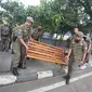 Antisipasi penyebaran COVID-19, Satpol PP Kota Bandung bekerja sama dengan Dinas Pekerjaan Umum dan Dinas Perumahan dan Kawasan Permukiman, Pertanahan dan Pertamanan Kota Bandung (DPKP3), mencabut sementara kursi yang berada di seputaran Taman Alun-alun Bandung. (sumber foto : Humas Pemda Bandung)