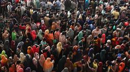 Kerumunan calon pemudik yang membeli tiket di muka untuk melakukan perjalanan ke tempat asal mereka merayakan Idul fitri di stasiun kereta api di Dhaka, Selasa (26/4/2022). Setiap menjelang perayaan hari besar, seperti Lebaran warga Bangladesh yang merantau ke kota-kota besar akan pulang ke kampung halaman untuk merayakannya bersama sanak keluarga. (Munir uz zaman / AFP)