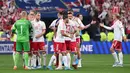 Para pemain timnas Denmark merayakan kemenangan atas Prancis setelah setelah laga perdana Grup A UEFA Nations League di Stade de France, Paris, Prancis, Sabtu(4/6/2022) dini hari WIB. Prancis harus rela menelan kekalahan 1-2 dari tamunya Denmark. (Franck FIFE / AFP)