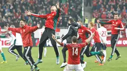 Pemain Hungaria melampiaskan kegembiraan setelah mengalahkan Norwegia dalam play off Piala Eropa 2016 di Stadion Grupama Arena, Hungaria, (15/11/2015). (Reuters/Bernadett Szabo)