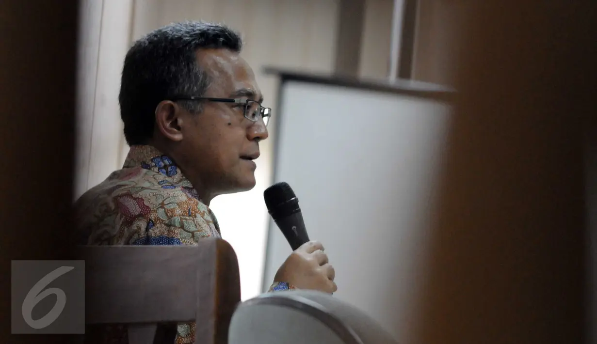 Terdakwa dugaan suap panitera dan hakim PTUN Medan, Tripeni Irianto Putro memberi keterangan saat sidang lanjutan di Pengadilan Tipikor, Jakarta, Kamis (12/11). Tripeni mengaku menerima sejumlah uang dari pengacara OC Kaligis (Liputan6.com/Helmi Afandi)