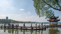 Orang-orang mengunjungi Danau Barat di Hangzhou, ibu kota Provinsi Zhejiang, China timur, pada 1 Oktober 2020. Berbagai kegiatan dilakukan warga China untuk merayakan liburan Hari Nasional tahun ini. (Xinhua/Jiang Han)