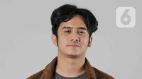 Kevin Ardilova, pemeran film Pembantaian Dukun Santet, berfoto untuk Liputan6.com usai wawancara khusus saat kunjungan media di Gedung KLY, Jakarta, Rabu (16/4/2025). (Liputan6.com/Herman Zakharia)