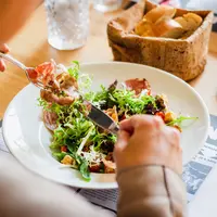 ilustrasi makan makanan/Photo by Louis Hansel on Unsplash