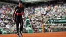 Ekspresi petenis wanita dari AS Serena Williams usai meraih poin saat saat melawan Krystina Pliskova dalam turnamen tenis Perancis Terbuka di stadion Roland Garros di Paris, Prancis (29/5). (AP / Alessandra Tarantino)