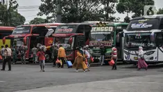 Bus antarkota antarprovinsi (AKAP) saat menunggu jadwal keberangkatan di Terminal Bus Tanjung Priok, Jakarta, Selasa (18/4/2023). (merdeka.com/Iqbal S. Nugroho)