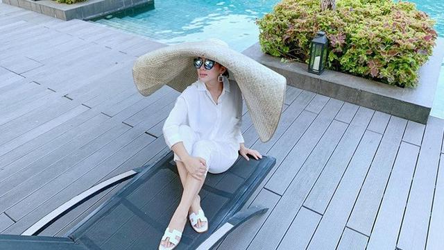 7 Hiasan Kepala Syahrini Berdesain Unik, Ada Bentuk Tudung Saji