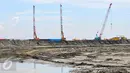Mesin penimbun tampak kokoh berdiri di atas hamparan pasir berada di Teluk Jakarta, Muara Angke, (17/4). Lokasi yang dulunya mejadi tempat nelayan mencari ikan berubah menjadi dataran dari proyek Reklamasi Teluk Jakarta. (Liputan6.com/Yoppy Renato)