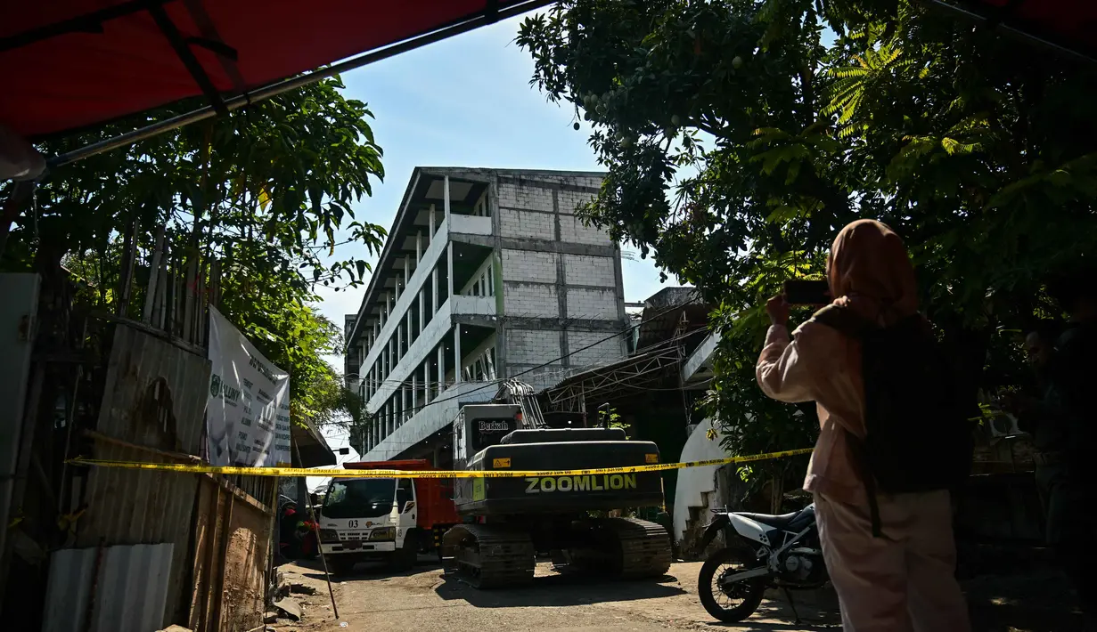 Direktur Operasi Badan Nasional Pencarian dan Pertolongan Laksamana Pertama TNI Yudhi Bramantyo selaku SAR Mission Coordinator (SMC), menyampaikan hingga saat ini proses evakuasi masih berlangsung oleh sejumlah petugas gabungan. (JUNI KRISWANTO/AFP)