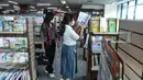 <p>Penutupan ini menjadi kabar yang mengejutkan bagi masyarakat Indonesia, dengan kehadiran Toko Buku Gunung Agung yang sudah menjadi salah satu pilihan membeli buku dan peralatan alat tulis. (merdeka.com/Iqbal S. Nugroho)</p>
