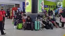 Penumpang kereta api jarak jauh menunggu di Stasiun Gambir, Jakarta Pusat, Rabu (21/12/2022). Jelang Natal dan Tahun Baru PT KAI mengantisipasi cuaca ekstrem dan daerah rawan, Daop 1 Jakarta menyiapkan Alat Material Untuk Siaga (AMUS) yang ditempatkan di lokasi rawan apabila terjadi hambatan akibat cuaca ekstrem seperti banjir, amblesan dan tanah longsor. AMUS yang siapkan berupa batu balas, bantalan rel, pasir, karung, besi (untuk jembatan), alat penambat rel, dan alat berat lainnya. (Liputan6.com/Johan Tallo)