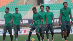 Andik Vermansah, Evan Dimas, Gunawan dan para pemain Timnas Indonesia melakukan sesi uji coba lapangan jelang leg pertama Final Piala AFF 2016  di Stadion Pakansari, Bogor (13/12/2016).  (Bola.com/Nicklas Hanoatubun)