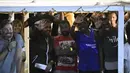 Para imigran melambaikan tangan di kapal Open Arms sebelum turun di pulau Sisilia Lampedusa, Italia (20/8/2019). Jaksa penuntut Italia Luigi Patronaggio memerintahkan penyitaan sebuah kapal penyelamat migran dan evakuasi langsung dari 80 migran yang tersisa di kapal. (AP Photo/Salvatore Cavalli)