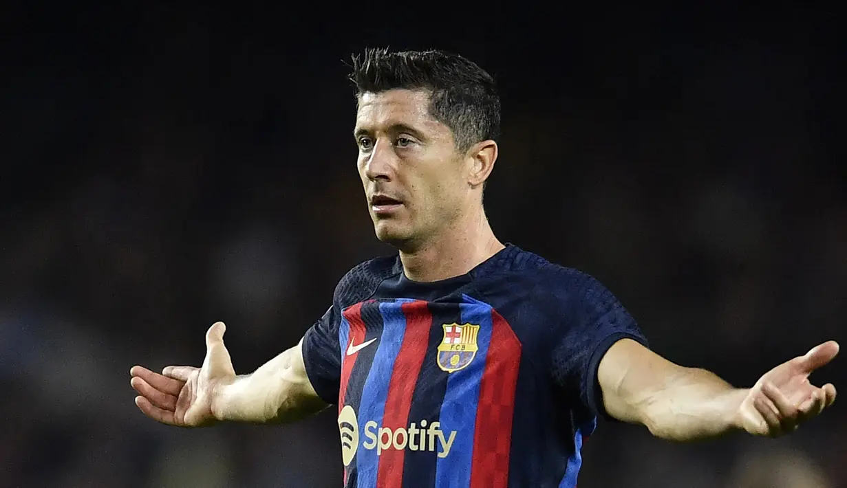 Robert Lewandowski. Striker Polandia berusia 34 tahun yang baru saja bergabung dengan Barcelona pada awal musim 2022/2023 setelah meninggalkan Bayern Munchen ini juga menjadi pemain dengan kontribusi gol terbanyak kedua di Liga top Eropa bersama kedua klub tersebut selama tahun 2022. Ia juga total berkontribusi atas 36 gol dari 32 laga di Liga Jerman dan Spanyol dengan rincian mencetak 29 gol serta menyumbang 7 assist. (AFP/Pau Barrena)