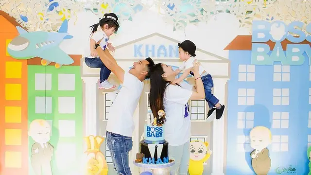 Eza Gionino bersama keluarganya (Foto: Instagram ezagio)