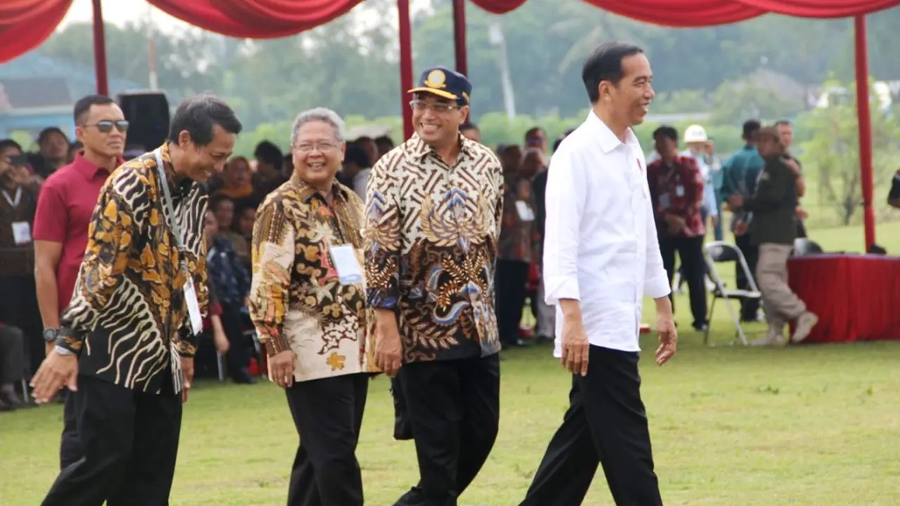 Presiden RI, Joko Widodo saat mengunjungi Bandara JB Soedirman untuk peletakan batu pertama pembangunan. (Liputan6.com/Dinkominfo PBG/Muhamad Ridlo)