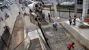 Para pekerja mengecor jalur yang ada di Terminal Manggarai, Jakarta, Minggu (28/8/2014) (Liputan6.com/Miftahul Hayat)
