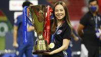 Manajer Timnas Thailand, Nualphan Lamsam, mendadak menjadi sorotan di ajang Piala AFF 2020. Tidak hanya di negaranya, Wanita yang akrab disapa madam Pang ini juga viral di Indonesia. (AP/Suhaimi Abdullah)