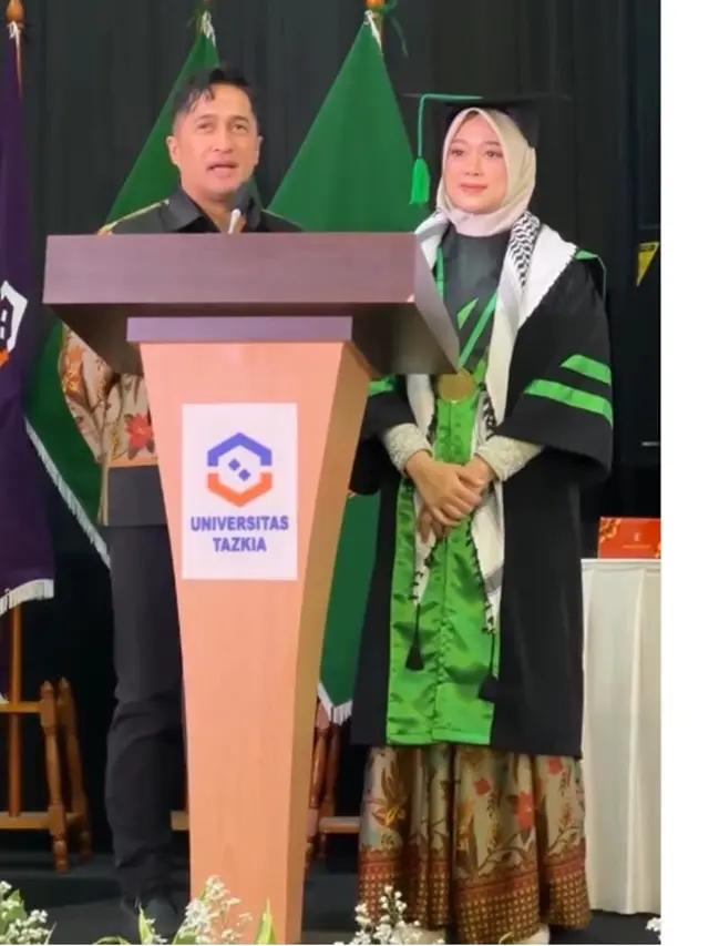 7 Potret Della Sabrina Istri Irfan Hakim Wisuda S2, Inspirasi Ibu Lima Anak