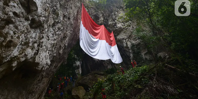 Bendera Raksasa Dikibarkan di Tebing Kutalingkung