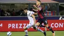 Pemain Bologna Marko Arnautovic (kanan) berebut bola dengan pemain Sampdoria Alex Ferrari pada pertandingan Serie A di Stadion Renato Dall'Ara, Bologna, Italia, 11 April 2022. Bologna menang 2-0. (Michele Nucci/LaPresse via AP)