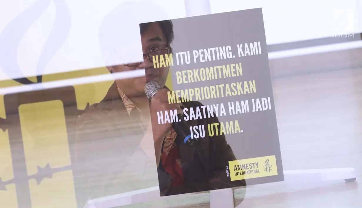 Peneliti Amnesty International, Papang Hidayat memberi paparan 9 Agenda Prioritas HAM di Jakarta, Senin (15/4). Amnesty International resmi menyerahkan 9 Agenda Prioritas HAM kepada Ketua Komnas HAM dan perwakilan kandidat Capres/Cawapres RI. (Liputan6.com/Helmi Fithriansyah)