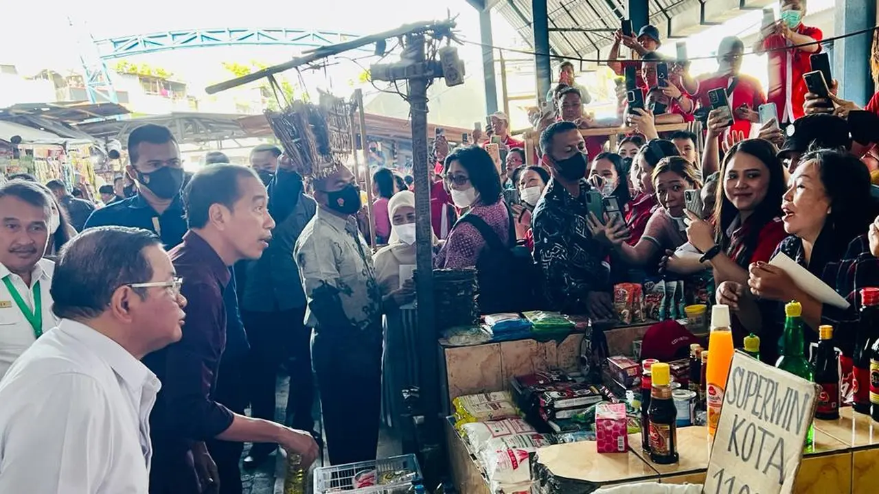 Presiden Joko Widodo atau Jokowi mengunjungi Pasar Rakyat Pinasungkulan, Karombasan, Kota Manado, Sulawesi Utara, Kamis (19/1/2023).