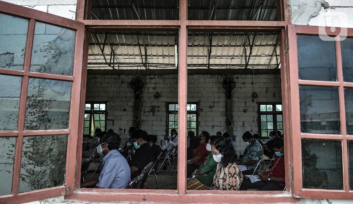 Jemaat HKBP Filadelfia mengikuti ibadah malam Natal di Gedung Serbaguna Mandiri Sejahtra CBL, Desa Sumber Jaya, Tambun, Bekasi, Jawa Barat, Kamis (24/12/2020). Pemkab Bekasi sempat menyegel bangunan gereja jemaat HKBP Filadelfia dengan alasan izin tidak sah. (merdeka.com/Iqbal S. Nugroho)