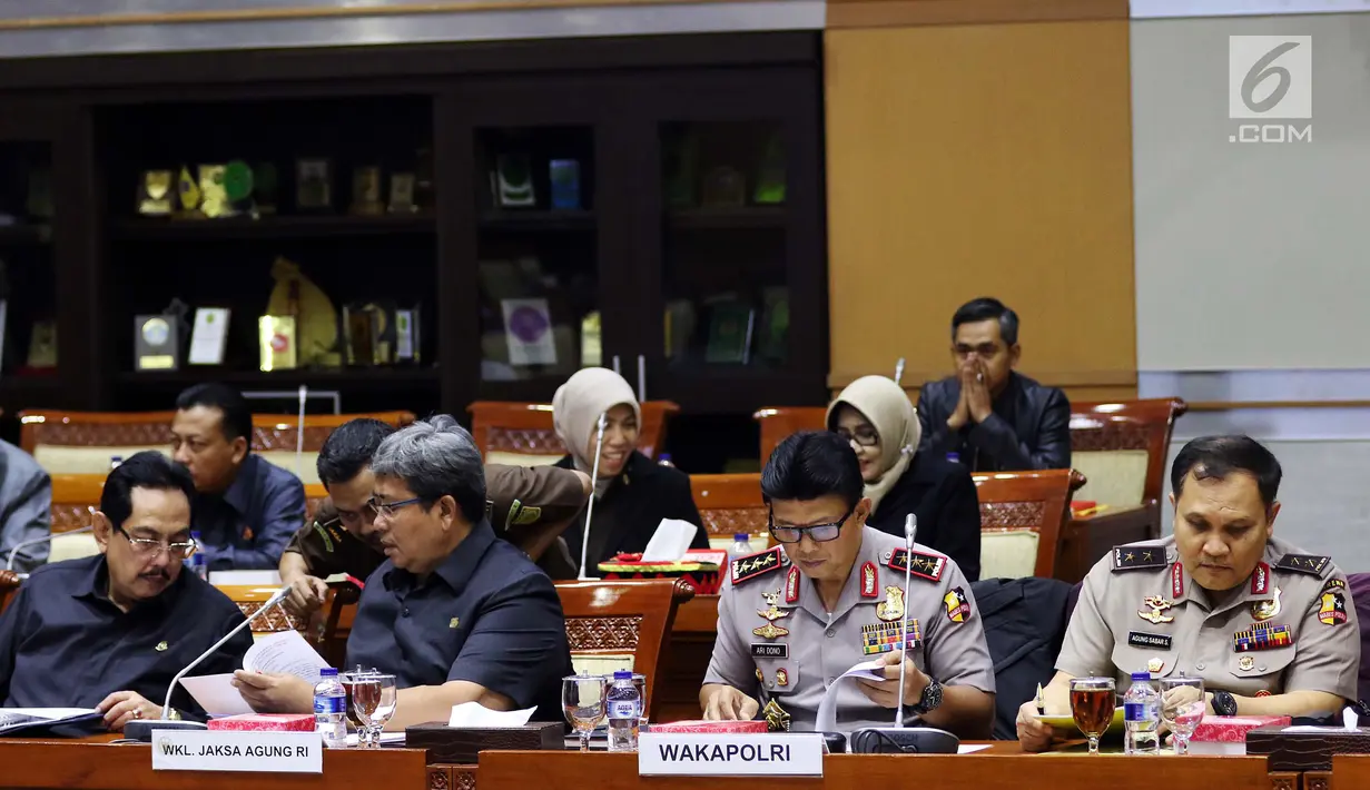 Wakapolri Komjen Ari Dono (dua kanan) dan Wakil Jaksa Agung Arminsyah (dua kiri) saat mengikuti rapat kerja bersama Komisi III DPR di Kompleks Parlemen, Senayan, Jakarta, Senin (17/6/2019). Rapat tersebut membahas anggaran untuk Polri dan Kejaksaan Agung pada 2020. (Liputan6.com/JohanTallo)