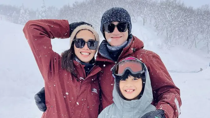 Outfit Liburan Vino G Bastian dan Marsha Timothy di Jepang