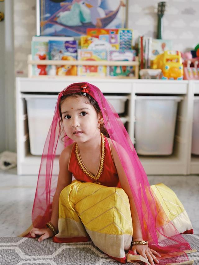 6 Potret Putri Yasmine Wildblood Pakai Busana India Ini Curi Perhatian