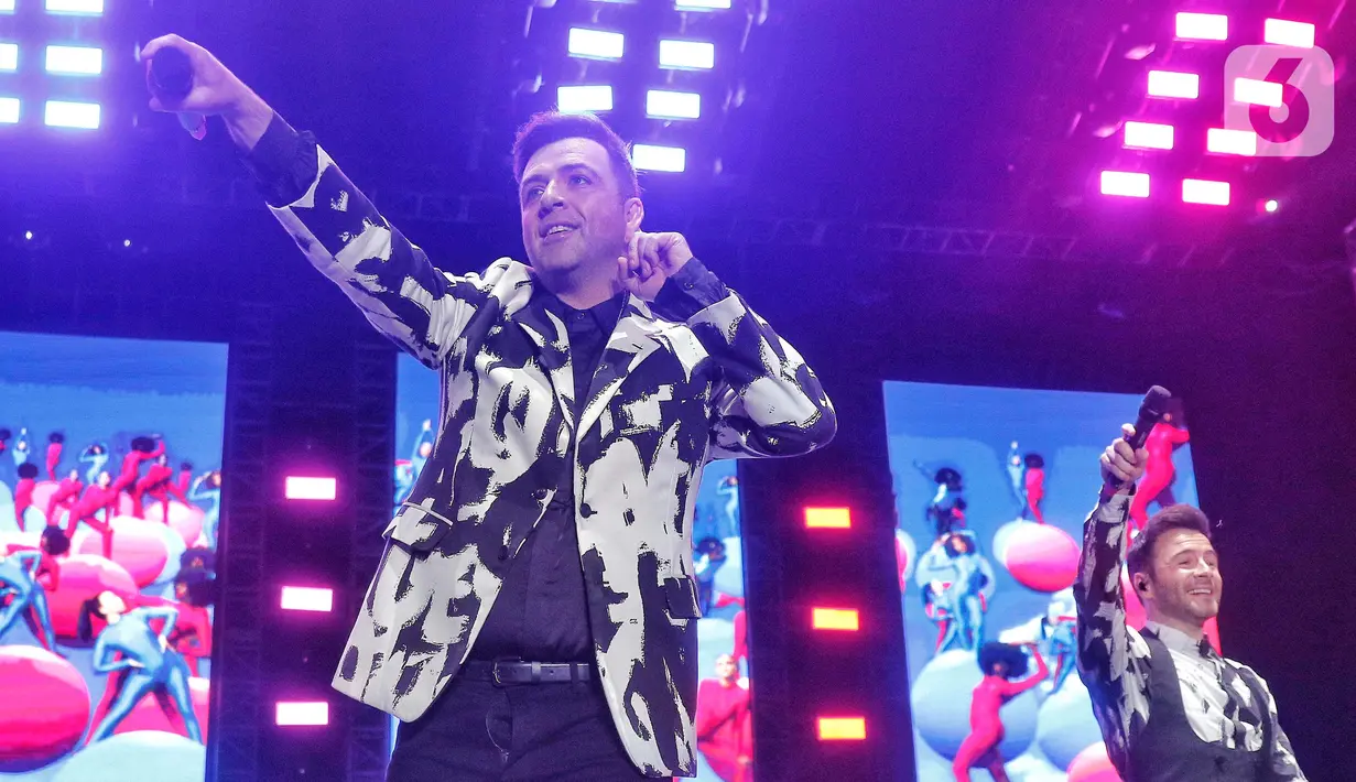 Personel Westlife Mark Feehily tampil dalam konser bertajuk “Westlife The Wild Dreams Tour 2023 Jakarta” di Stadion Madya GBK, Jakarta, Sabtu (11/2/2023). Boyband asal Irlandia itu membuka konser dengan membawakan lagu berjudul "Starlight". (Liputan6.com/Angga Yuniar)