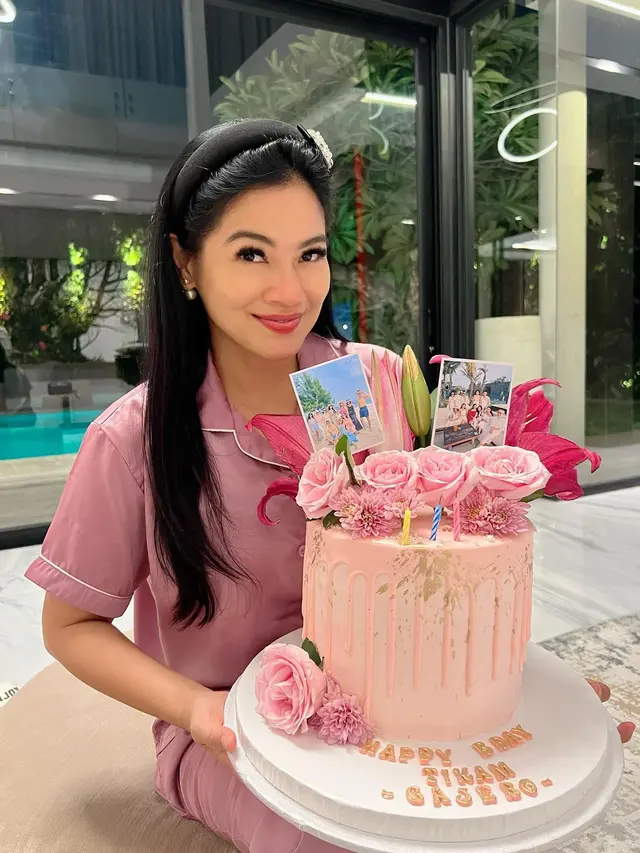 7 Momen Titi Kamal Rayakan Ulang Tahun dengan Tema Pajamas Party Bareng Sahabat