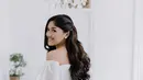 Penampilan cantik Erina Gudono di sini bak Disney Princess dengan dress putih. Rambut panjangnya diikal, lalu salah satu sisi ditarik separuh untuk dijepit ke samping. [Foto: Instagram/erinagudono]