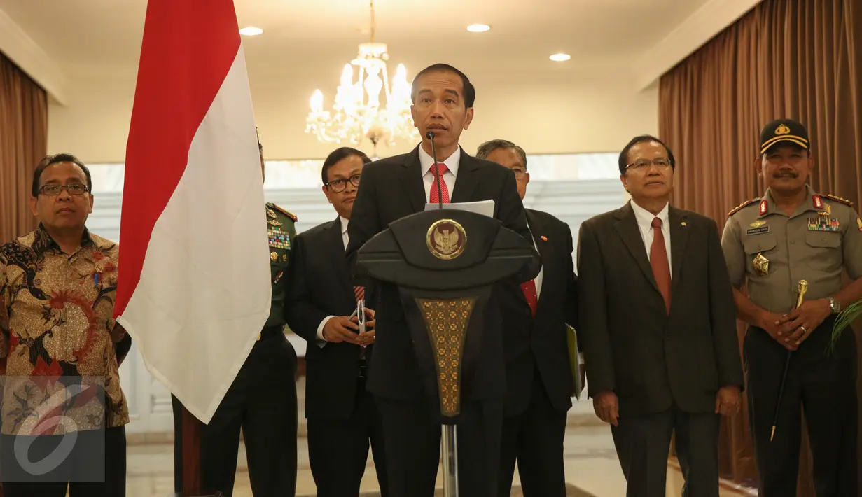 Presiden Jokowi memberikan keterangan di Bandara Halim Perdanakusuma, Jakarta, Jumat (11/9). Jokowi melaksanakan kunjungan kerja ke Arab Saudi, Qatar,dan Uni Emirat Arab untuk pembicaraan kerja sama di bidang ekonomi. (Liputan6.com/Faizal Fanani)