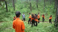 Tim SAR gabungan mencari keberadaan Kakek Tas Rasun yang hilang di area hutan Anim Menceng, Rawalo, Banyumas. (Foto: Liputan6.com/Tagana/Muhamad Ridlo)