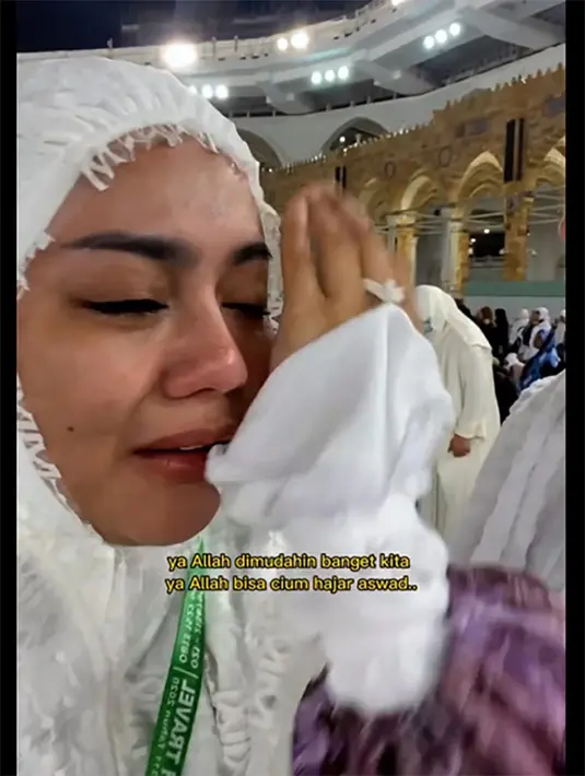 Dalam videoo tersebut, ia tampak tak henti-hentinya mengusap air matanya yang terus mengalir. Bahkan, sebelum pagi meninggalkan kota Makkah, malamnya masih bisa mengusap dan mencium hajar aswad. [Instagram/jenitajanet]