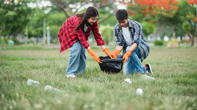 7. Ajak Anak Membersihkan Lingkungan [Dok/freepik.com]