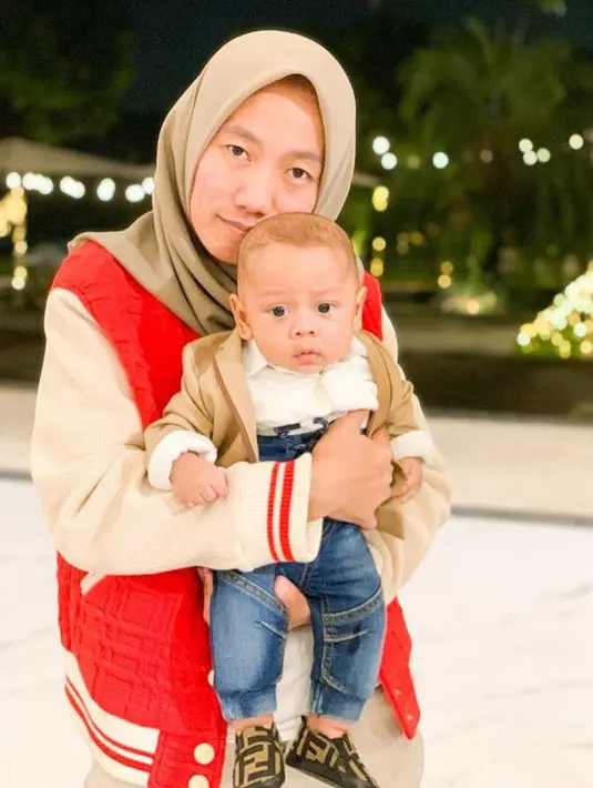 Bisa dibilang, Novi terus menjadi sorotan fans Lesti-Billar karena kerap mengungkap banyak momen yang tak muncul di sosial media Lesti maupun Billar. (instagram.com/novhi_thariend)